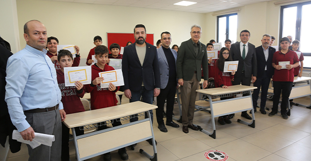 Başkanımız Zeki Özdemir, karne heyecanı yaşayan meslek lisesi öğrencilerinin sevincine ortak oldu. 
