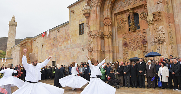 Divriği Ulu Cami ve Darüşşifası restorasyonu tamamlanarak ibadete ve ziyaret açıldı.