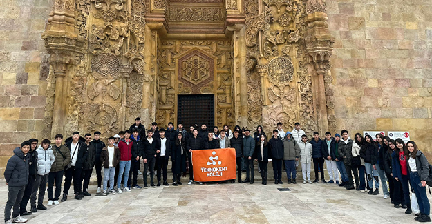 Öğrenciler, Divriği Ulu Cami ve Darüşşifası`nı Gezdi