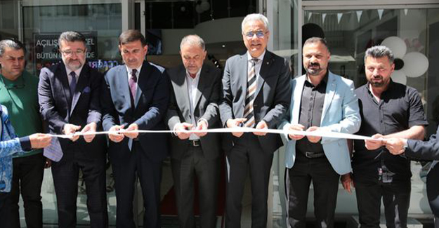 Yönetim Kurulu Başkanımız Zeki Özdemir, Ayakkabı Plazanın açılışına katıldı.