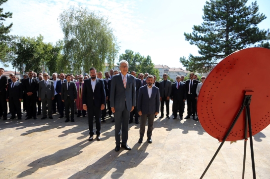 Başkanımız Zeki Özdemir, Ahilik Kültürü Haftası kapsamında Atatürk Anıtı’na çelenk sundu