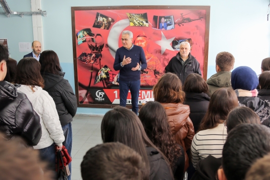 Başkanımız Zeki Özdemir, 2025-2026 eğitim öğretim yılının ilk dönemini başarıyla tamamlayarak karne heyecanı yaşayan Sultanşehir Turizm Mesleki ve Teknik Anadolu Lisesi öğrencilerinin sevincine ortak oldu.