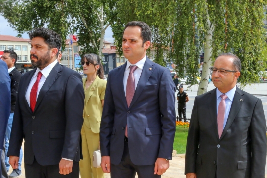 19 Eylül Gaziler Günü etkinlikleri kapsamında, Atatürk Anıtı’nda çelenk sunma töreni gerçekleştirildi.