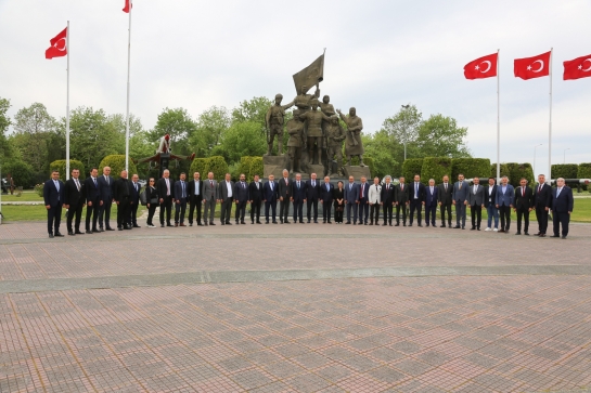 Cumhuriyeti Kuran Şehirler” Heyetinden Onur Anıtı ve Bandırma Vapuru’na Ziyaret